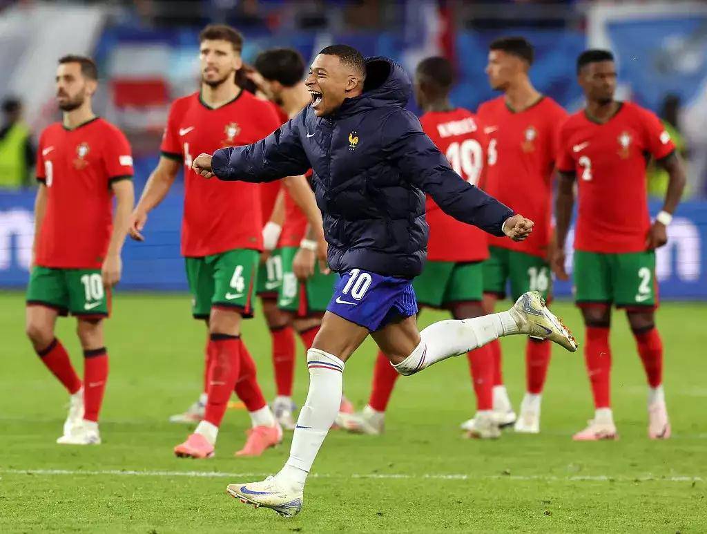 爱游戏体育-巴塞罗那迎欧洲杯关键赛；最后时刻扳平良机；信心回归；赛程密集仍需轮换的简单介绍