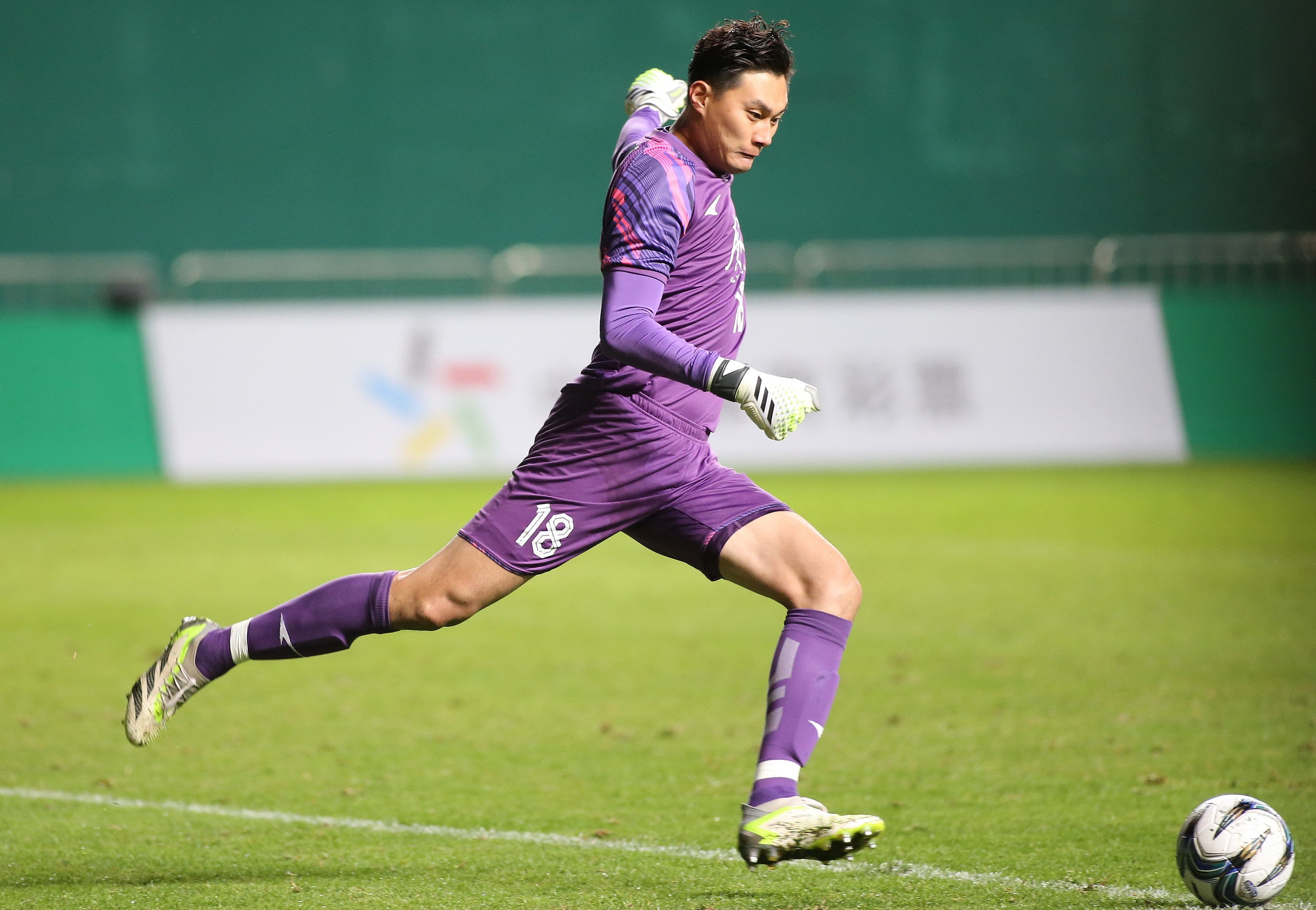 爱游戏-中超转会期再迎强敌；深圳男篮外线爆发；主帅态度：更衣室稳定；更衣室氛围转暖的简单介绍